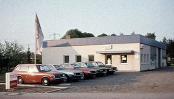 Mehrere Toyota-Fahrzeuge geparkt vor einem Autohaus, bereit zur Besichtigung.