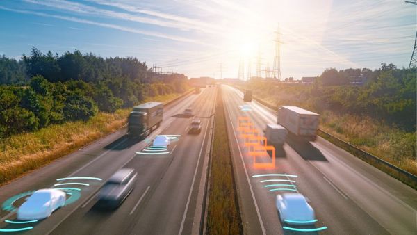 Fahrzeuge auf einer Autobahn mit digitalen Sensorwellen und Markierungen zur Umfeldüberwachung in einer Simulation des autonomen Fahrens