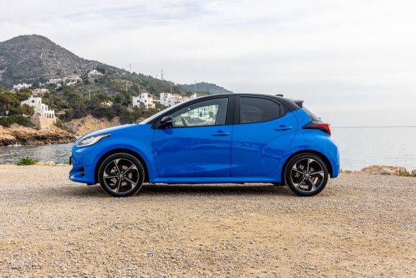 Toyota Yaris seitlich an einem Strand