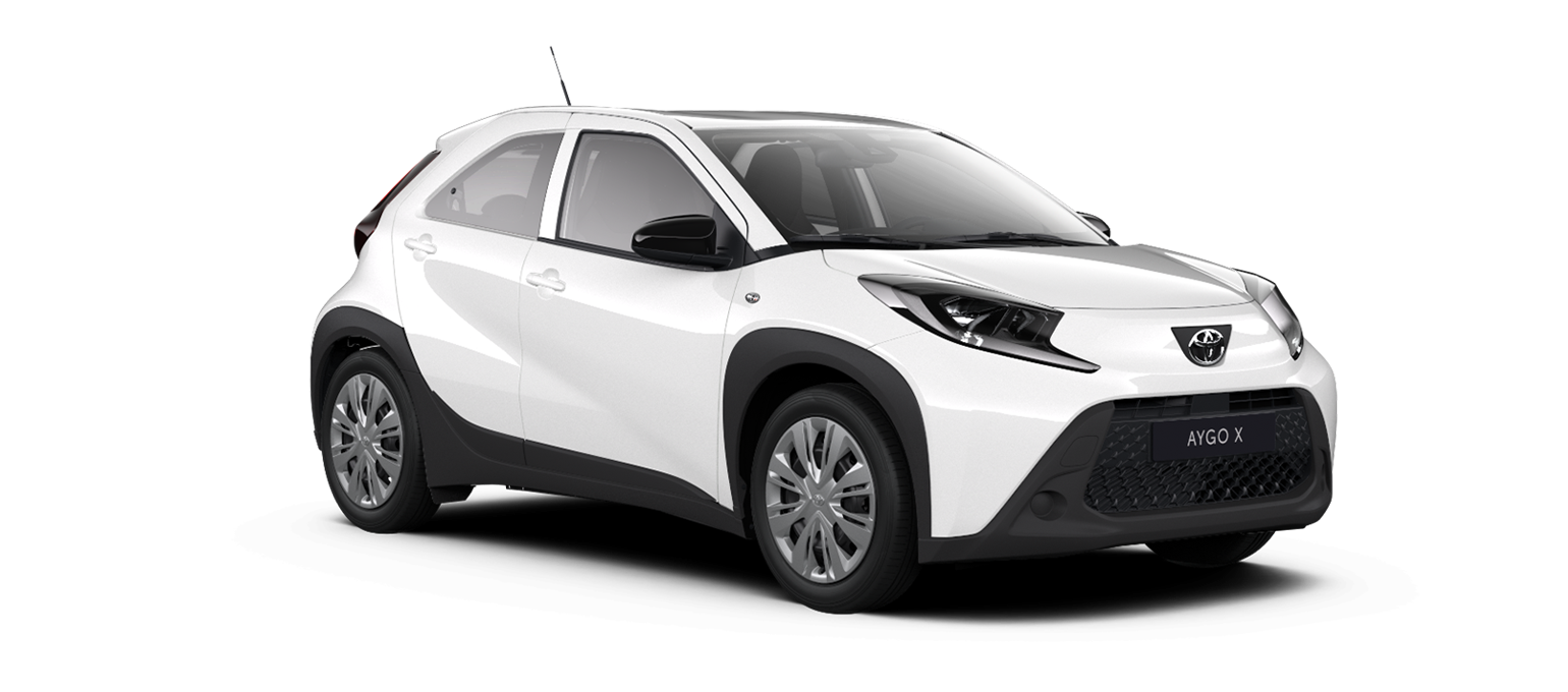 Weißer Toyota Aygo X steht schräg zur Kamera vor neutralem Hintergrund
