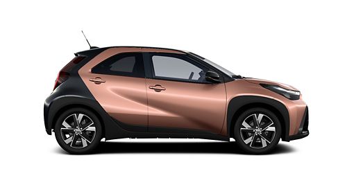 Ein metallic grau lackierter Toyota bZ4X ist in der Seitenansicht vor einem weißen Hintergrund zu sehen.