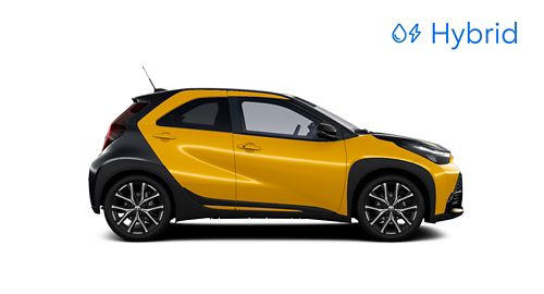 Seitenansicht eines gelben Toyota Aygo X Hybrid mit schwarzem Dach und schwarzen Radkästen