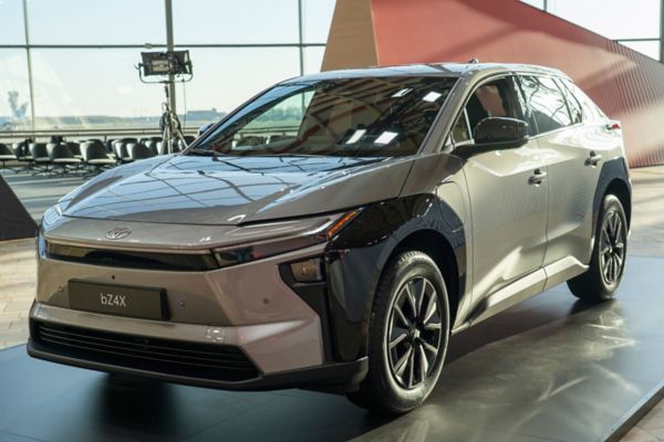 Uusi Toyota bZ4X tarjoaa entistä parempaa suorituskykyä ja ajomukavuutta. Uudistettu malli saapuu Suomeen syksyllä 2025. 