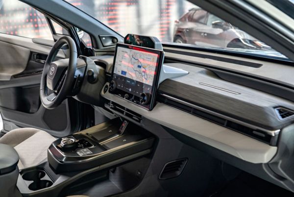 Toyota bZ4X:n ulkonäkö on saanut modernia viimeistelyä. Myös sisätilat ovat aiempaa tyylikkäämmät ja käytännöllisemmät. 