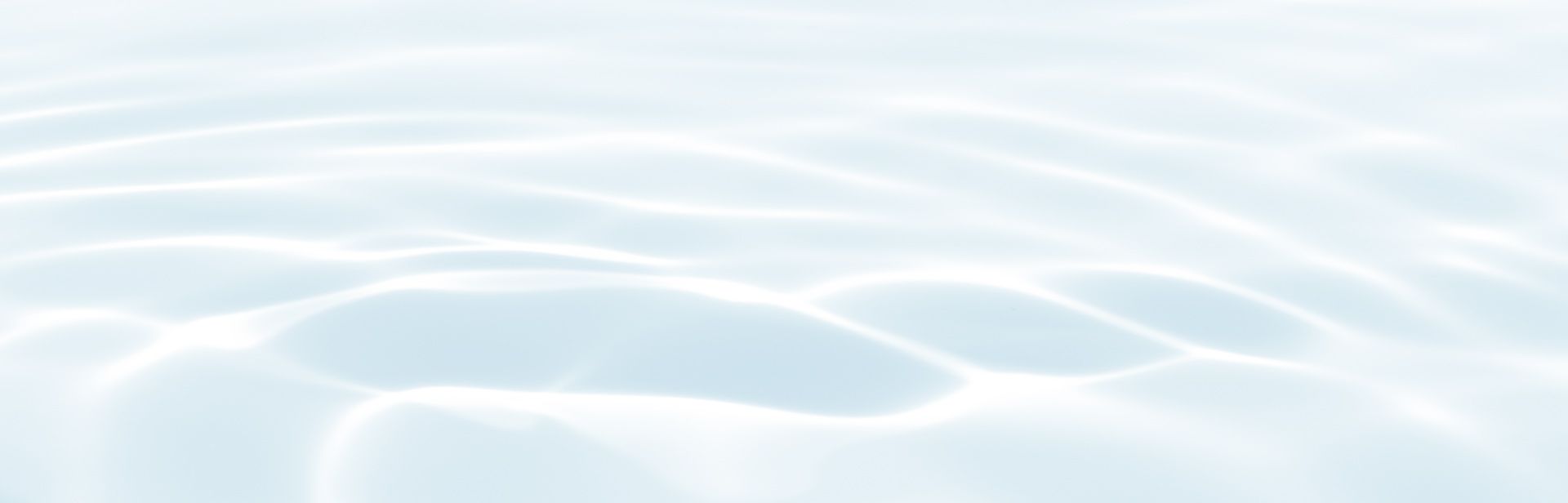 Jasnoniebieskie tło lekko pofalowanej powierzchni wody.