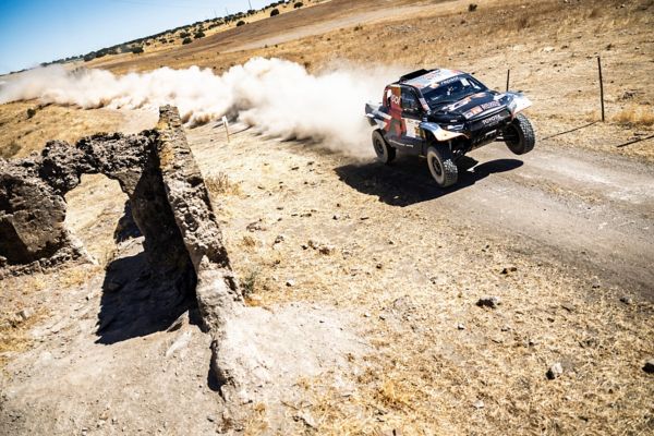 Toyota Hilux em prova no campeonato de portugal de todo o terreno