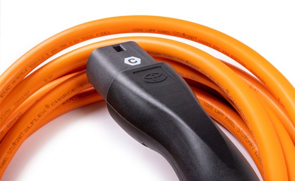 Zbliżenie kabla do ładowania wraz z wtyczką.