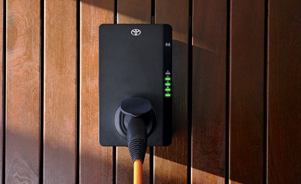 Domowa stacja ładowania Toyoty wisi na ścianie.