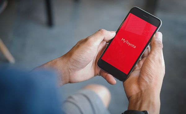 Ekran telefonu z napisem MyToyota.
