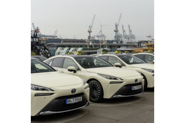 Best Taxi z nową flotą 25 sedanów Toyota Mirai