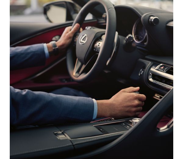 Eine Person schaltet in einem Lexus