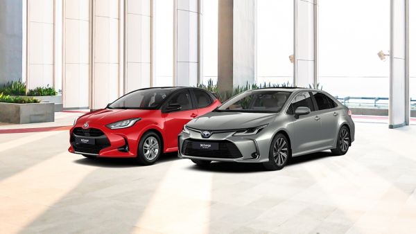 kırmızı ve gri Toyota binek araçlar