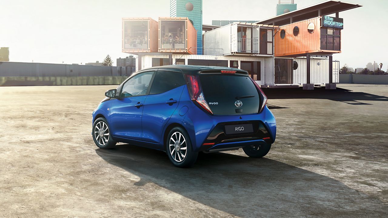 https://scene7.toyota.eu/is/image/toyotaeurope/blue-aygo-parked-near-building-1920x1080?wid=1280&fit=fit,1&ts=0&resMode=sharp2&op_usm=1.75,0.3,2,0