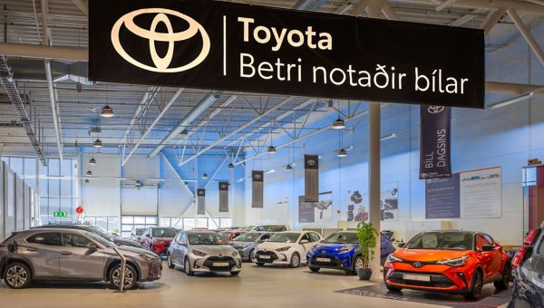 Séð inn í salinn á betri notuðum bílum 