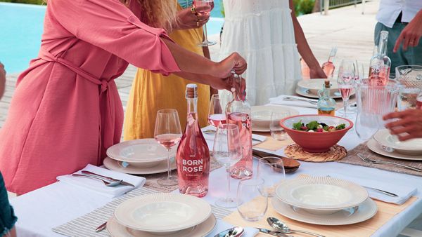 Disfruta la vida en rosa con Born Rosé