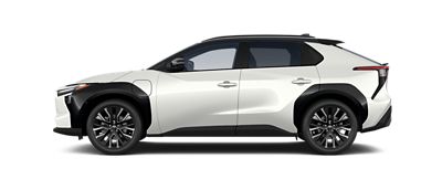 Weißer Toyota Elektro-SUV steht seitlich zur Kamera vor neutralem Hintergrund.