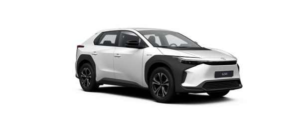 Seitenansicht eines weißen Toyota bZ4X vor neutralem Hintergrund.