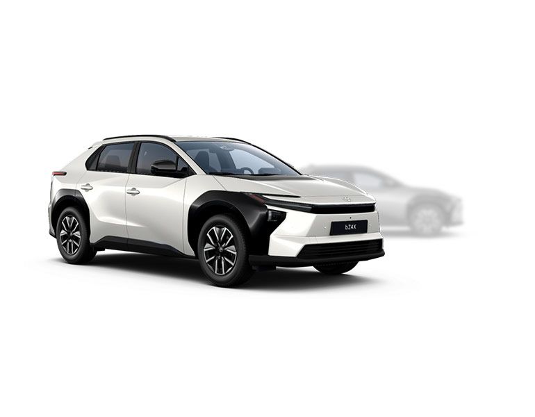 Weißer Toyota bZ4X SUV steht diagonal zur Kamera, im Hintergrund ist ein verschwommener grauer SUV zu sehen.