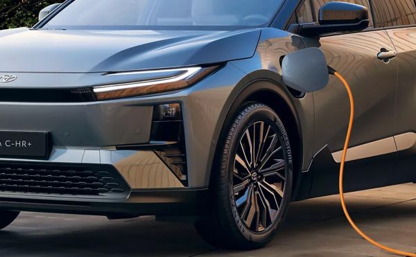 Toyota C-HR+ en charge sur prise classique
