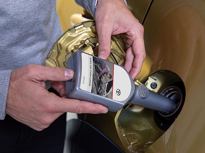 Cómo cambiar las escobillas del limpiaparabrisas de tu coche (vídeo)