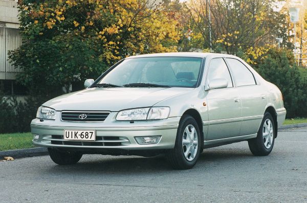 Toyota Camry vuosimallia 1999 harmaa