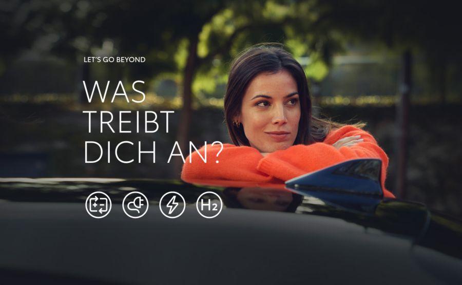 Let's go Beyond: Was treibt dich an? Vier Antriebssymbole: Hybrid, Plug-in-Hybrid, Vollelektrisch und Wasserstoff. Dahinter eine Frau die sich auf ein Autodach lehnt