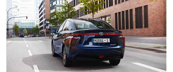 Toyota Mirai се движи по пътя