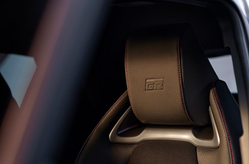 Zbliżenie fotela Toyoty z logo GR SPORT wytłoczonym na materiale zagłówka.