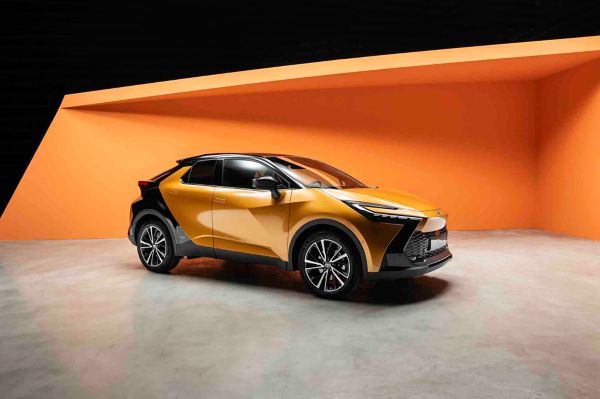 Toyota C-HR GR Sport vor einer orangenen Wand