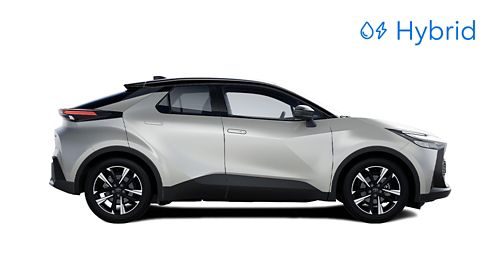 Ein grau lackierter Toyota C-HR ist in der Seitenansicht vor einem weißen Hintergrund zu sehen.
