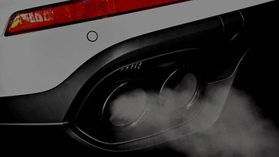 El Tubo De Escape Del Coche Sale Fuertemente De Humo Imagen de archivo -  Imagen de coche, gasolina: 102534749