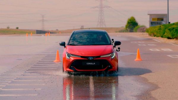 Frenada de emergencia de un híbrido Toyota