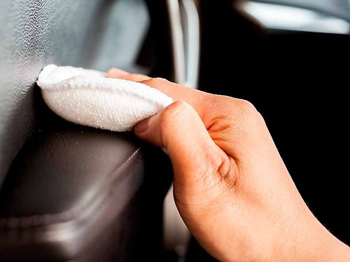 Descubre el truco casero para limpiar el interior de tu coche que