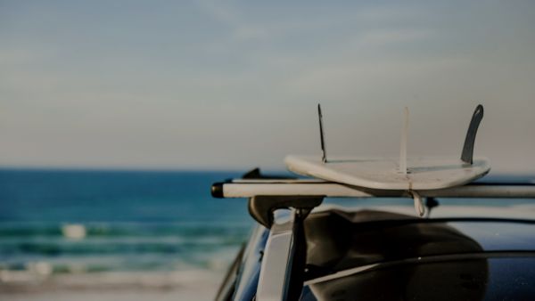 Cómo transportar la tabla de surf en el coche