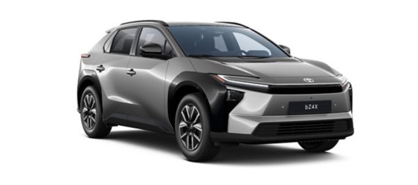 Silberner Toyota bZ4X mit schwarzen Akzenten steht diagonal zur Kamera vor neutralem Hintergrund