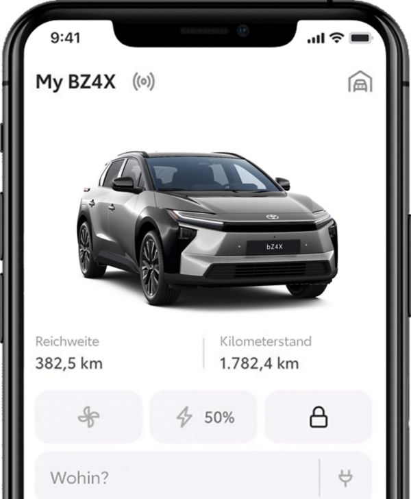 Auf dem Bildschirm eines Smartphones wird die My BZ4X-App angezeigt, die einen grauen SUV mit dessen Reichweite und Kilometerstand anzeigt.