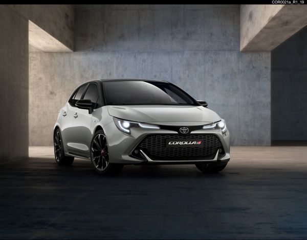 Silberner Corolla GR Sport steht in einer dunkel beleuchteten Garage mit eingeschalteten Scheinwerfern