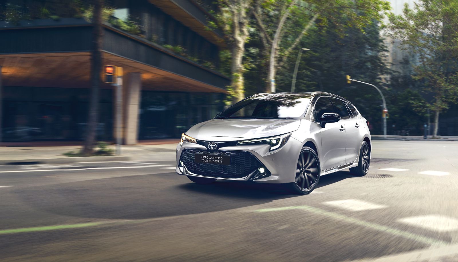 Toyota Corolla prechádza mestskou križovatkou