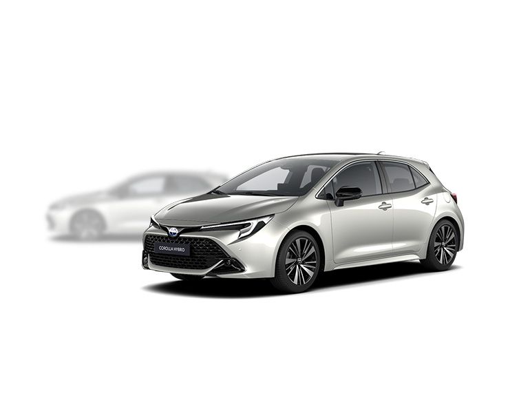 Silberner Corolla steht diagonal zur Kamera, im Hintergrund ist unscharf ein silberner Corolla zu erkennen