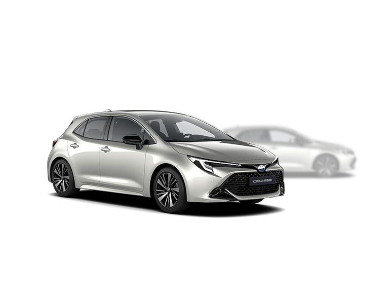 Silberner Toyota Corolla steht diagonal zur Kamera, im Hintergrund ist unscharf ein silberner Corolla zu erkennen