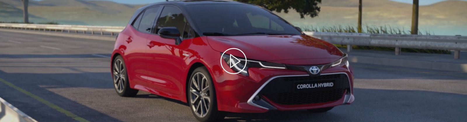 Toyota Corolla Hybrid jedzie drogą.