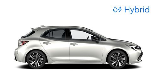 Seitenansicht eines silbernen Toyota Corolla Hybrid mit fünf Türen und markanten Felgen.