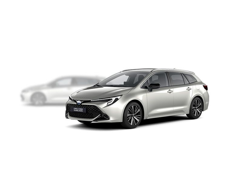 Gelber Toyota Aygo X steht diagonal zur Kamera, im Hintergrund ist unscharf ein heller Aygo X zu erkennen