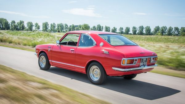 Toyota Corolla KE20 Coupe SR exterieur driewakrt achter rijdend