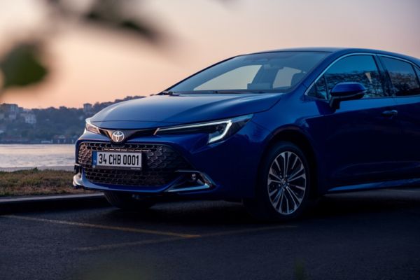 Corolla Hatchback Hybrid'in premium tasarımlı led farlarının yakın çekim görünümü