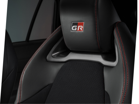 Zbliżenie fotela Toyoty z logo GR SPORT wytłoczonym na materiale zagłówka.