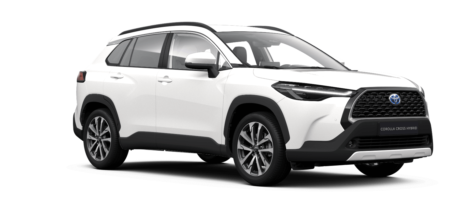 Weißer Toyota Corolla Cross SUV mit schwarzen Schutzblechen um die Reifen steht diagonal vor neutralem Hintergrund