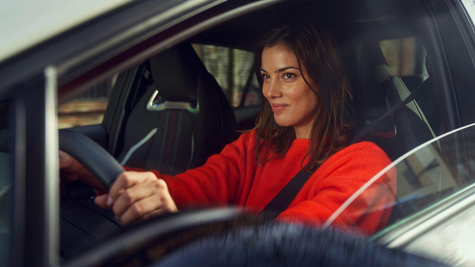 Nainen ajaa Corolla Sedanilla