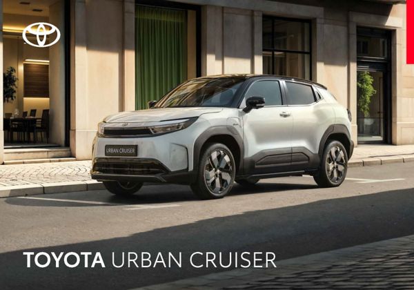 Toyota bZ4X op een oprit van een modern huis