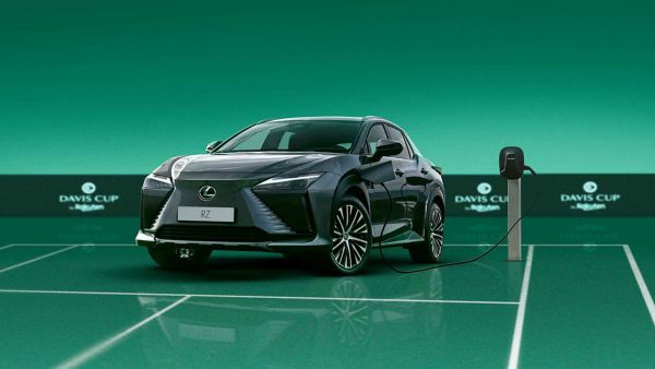 Lexus RZ podłączony do ładowarki na korcie tenisowym